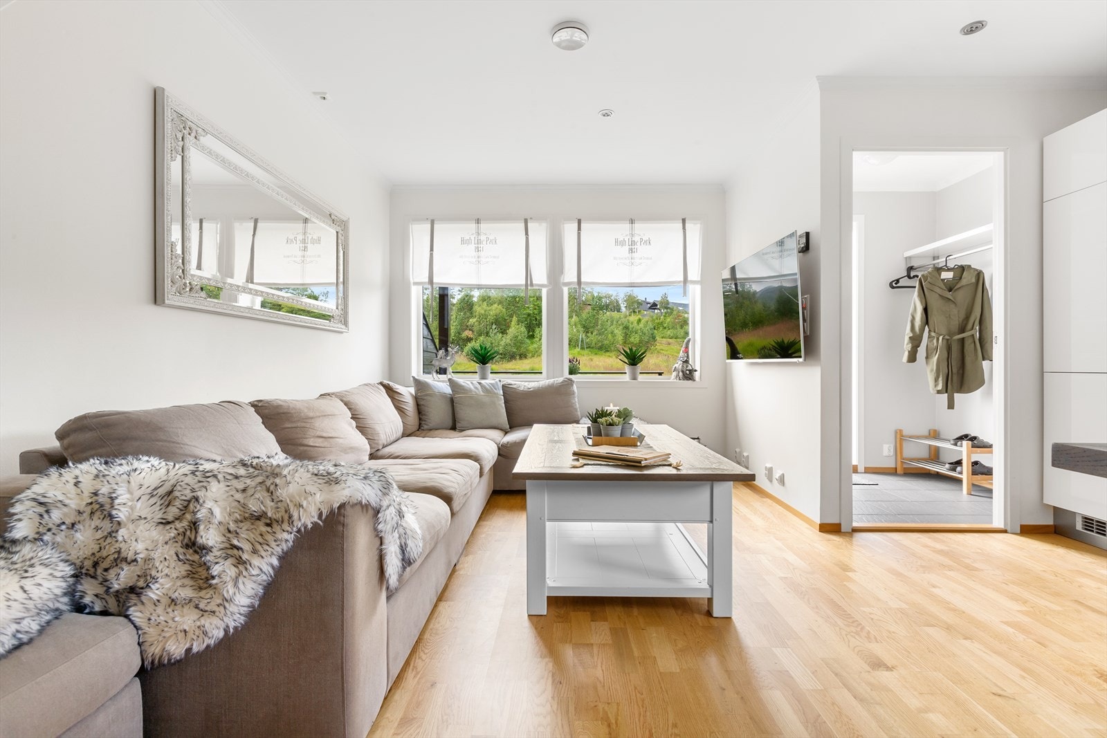 Store vinduer som slipper inn rikelig med dagslys og skaper en fin forbindelse mellom inne- og uterommet Galleribilde