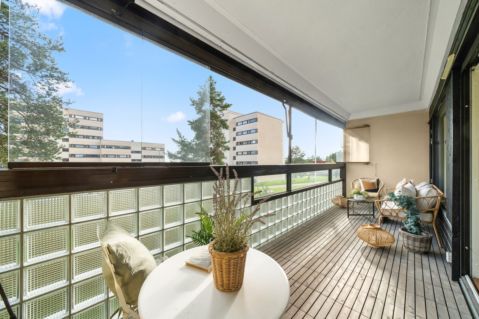 Leiligheten har en innglasset balkong på ca 12 kvm Galleribilde