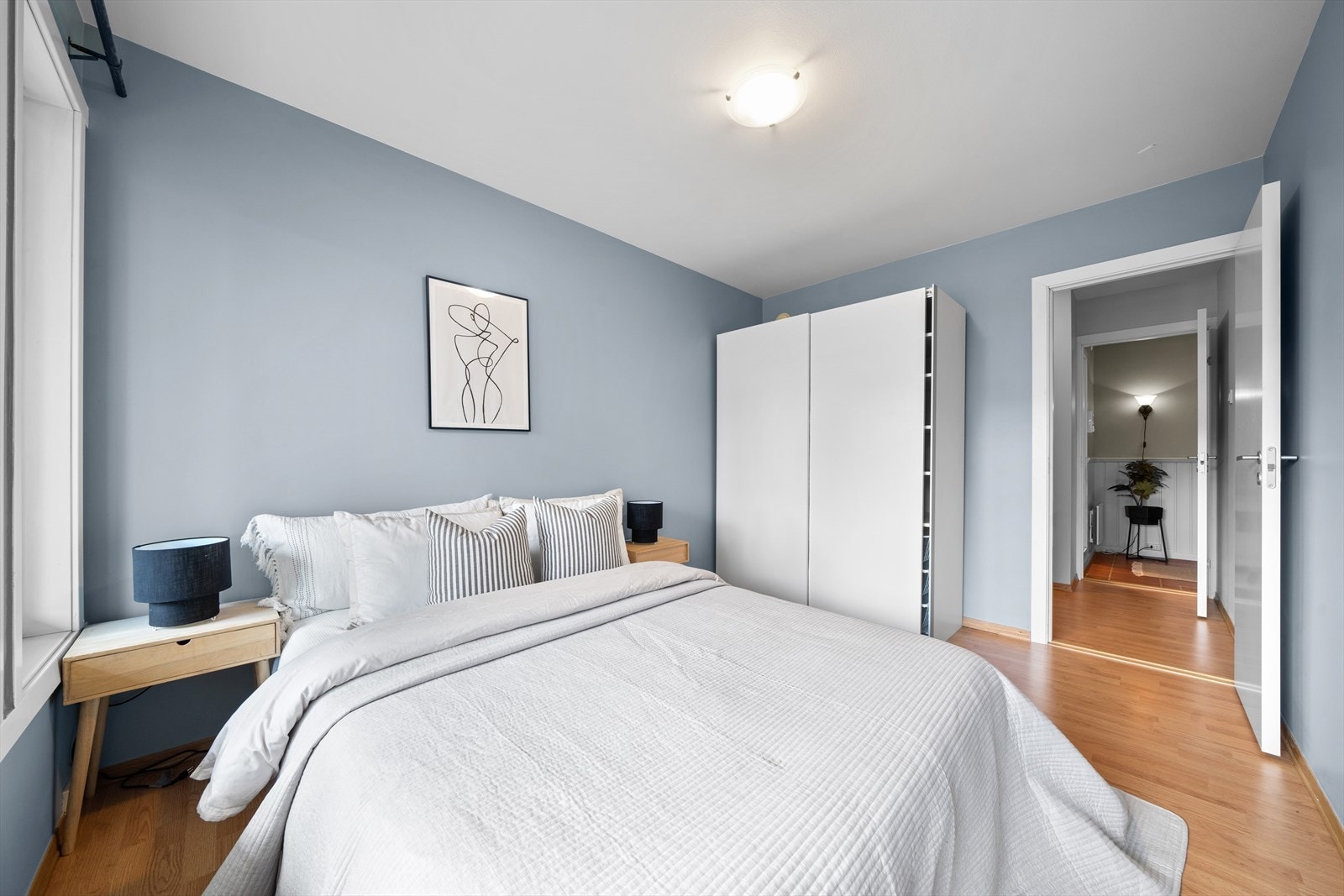 Det er også plass til garderobe på soverommet Galleribilde