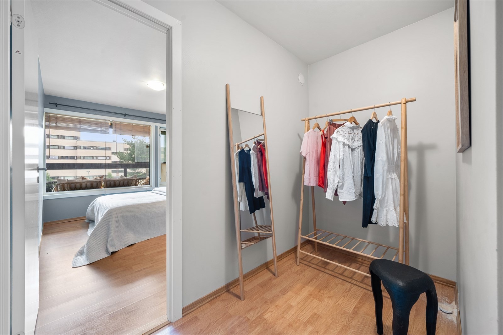 Før soverommet ligger det et praktisk rom. Dette rommet kan f.eks. brukes som walk-in, kontor og alkove. Galleribilde