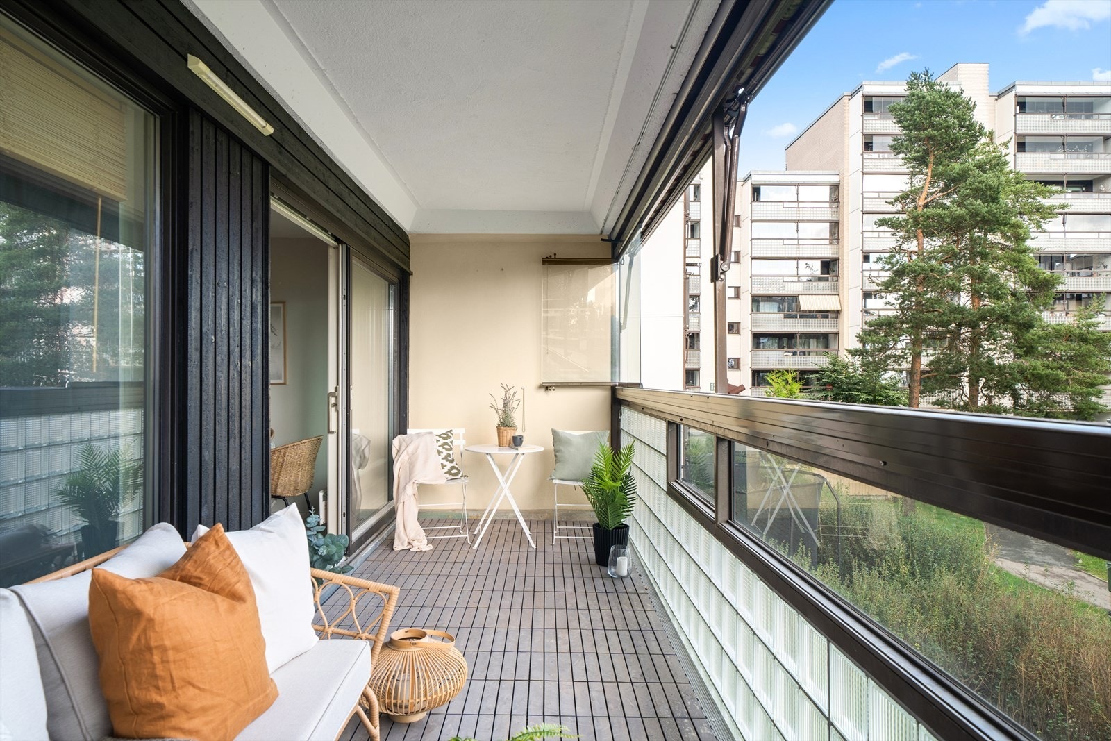 På balkongen er det plass til både sittegruppe samt et lite spisebord Galleribilde