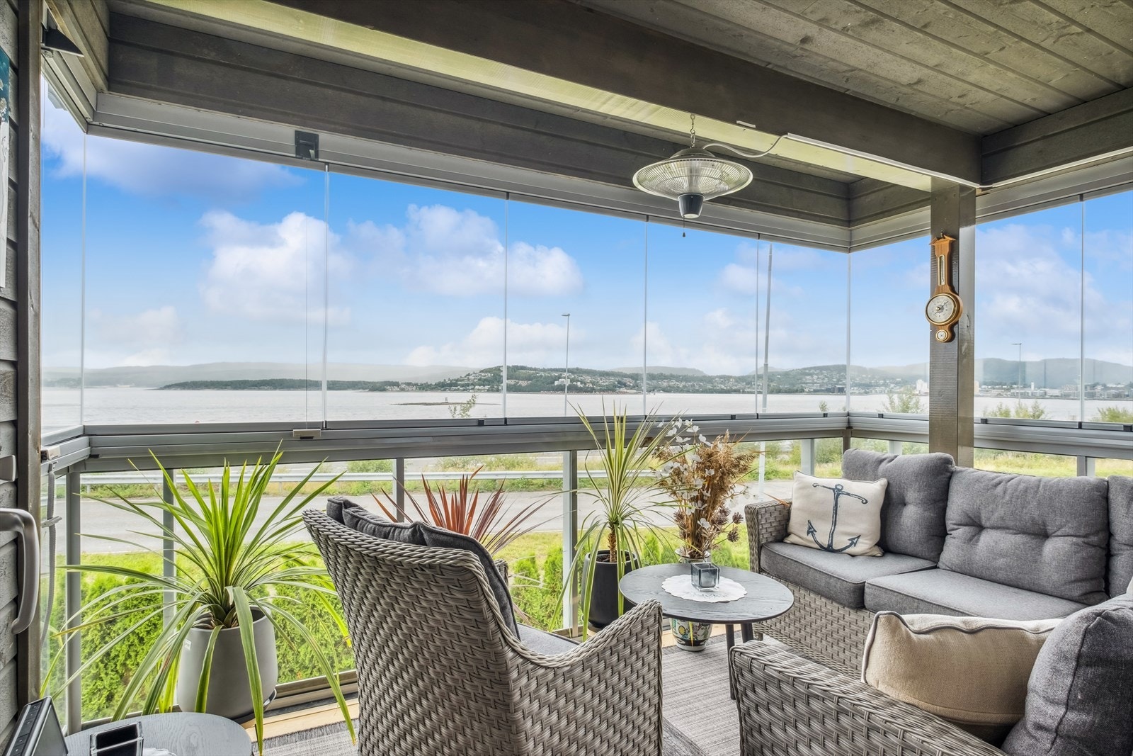 Innglasset terrasse i front med flott utsikt Galleribilde