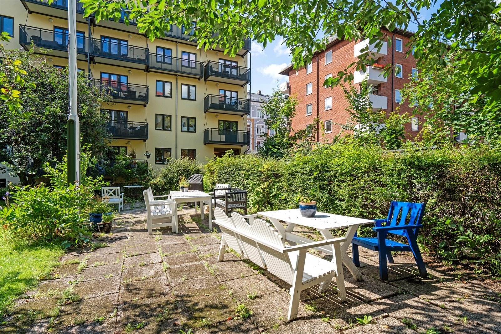 Hyggelig og frodig bakgård Galleribilde