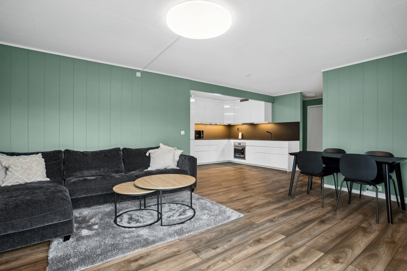 Stuen er romslig, og har god plass til sofa med tilhørende møblement for å skape den stuen du selv ønsker. Galleribilde