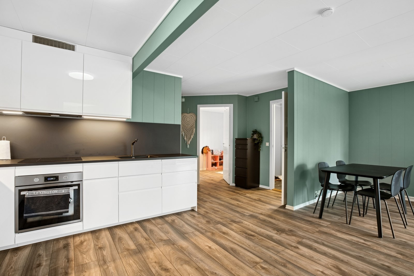 Videre er kjøkkenet utstyrt med plass til kjøleskap/fryser, oppvaskmaskin, platetopp og ovn. Se pkt. innbo og løsøre for nærmere informasjon om hvilken hvitevarer som medfølger. Galleribilde