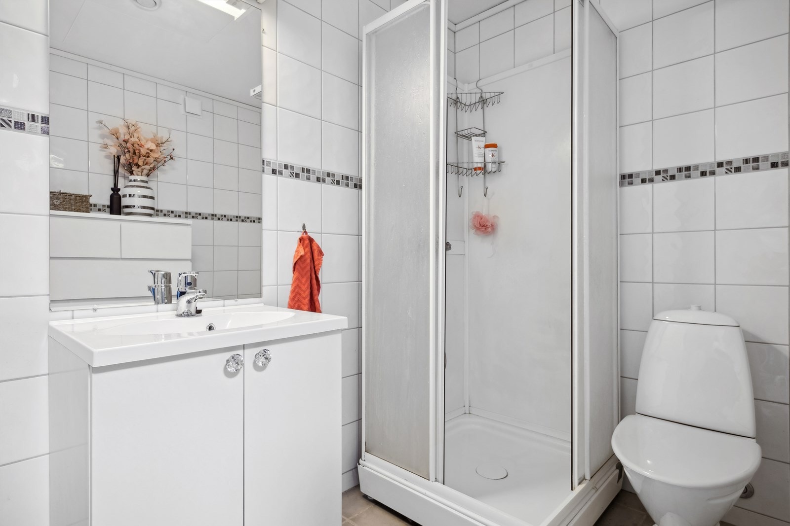 Det er elektriske varmekabler i gulvet og opplegg for vaskemaskin her. Galleribilde
