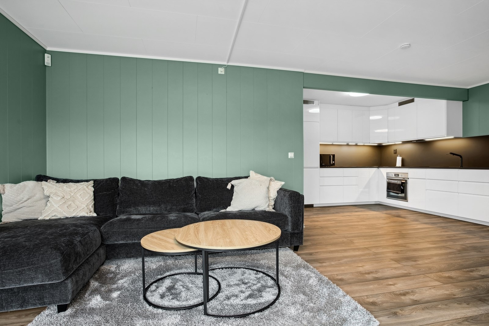 Kjøkkenet ligger i åpning til stuen, som gjør rommet mer sosialt ved besøk. Galleribilde
