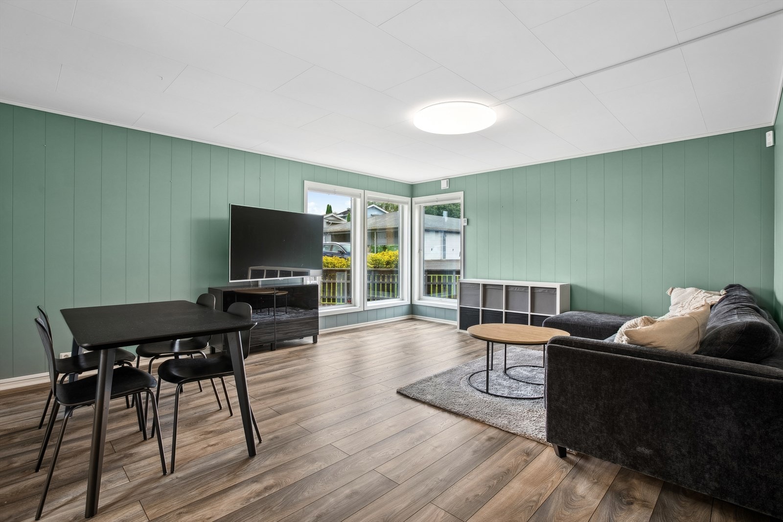 Stuen er malt i en fin farge og har mørk gutt. Galleribilde