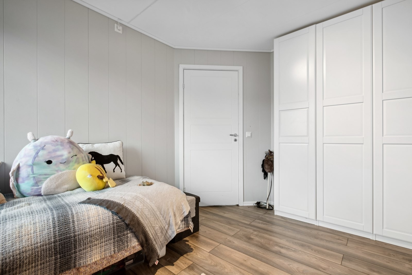Videre byr leiligheten på to soverom. Galleribilde