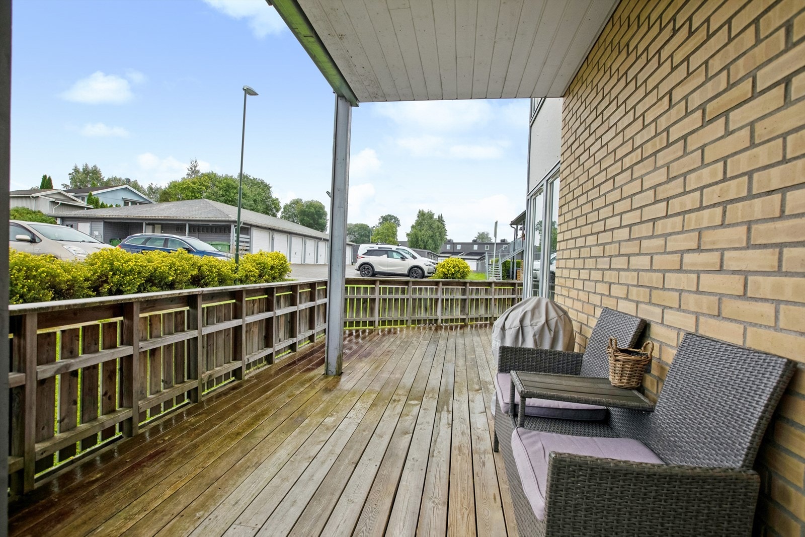 Utvendig byr leiligheten på en stor terrasse, med god plass til å møblere etter eget ønske for å skape den uteplassen du selv ønsker. Galleribilde