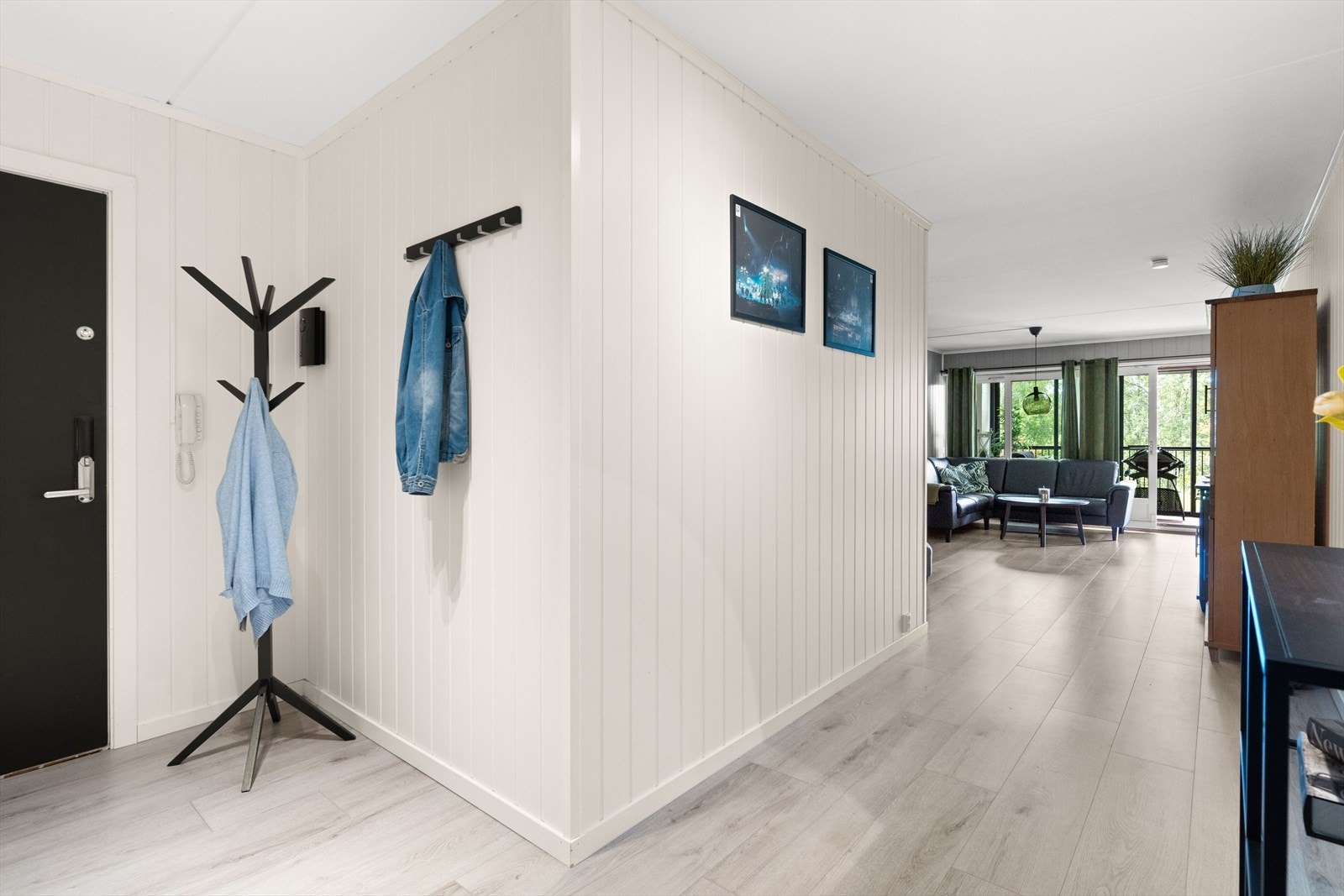 Entré med plass til å henge fra seg yttertøyet. Galleribilde