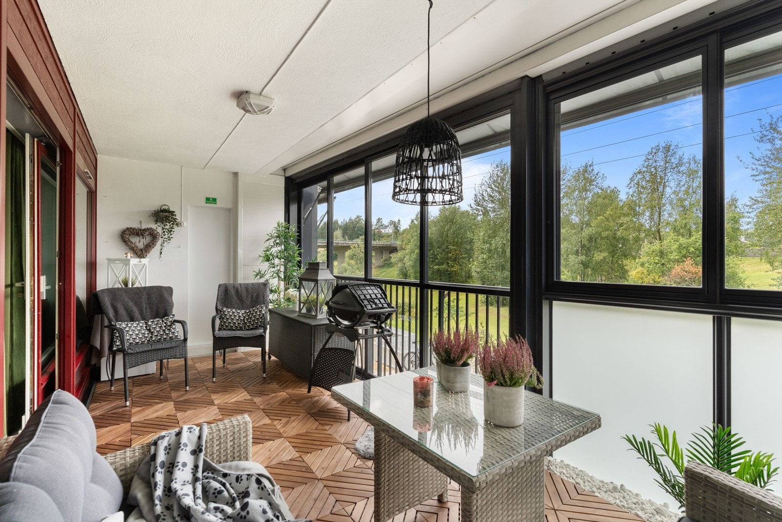 Her er det god plass til flere sittegrupper, elektrisk grill, beplantning, etc. Galleribilde