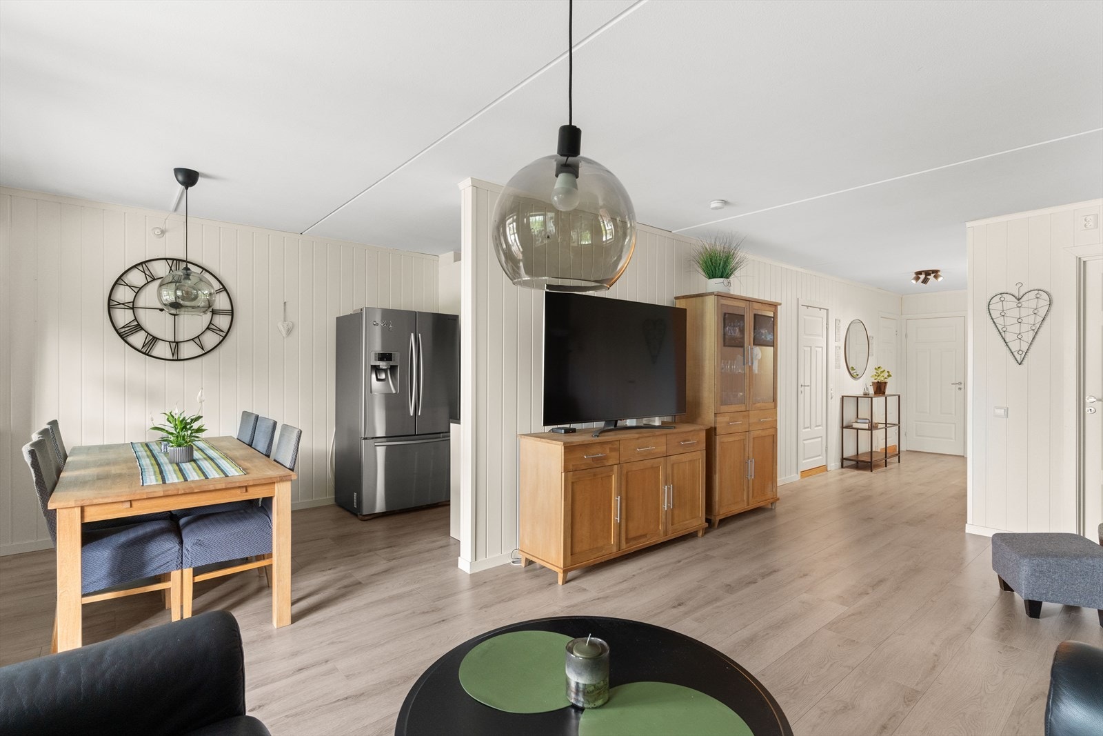 Det er pent laminatgulv og lyse vegger med panel. Det er godt med veggplass for ulike pyntegjenstander og oppbevaringsmøblement. Galleribilde