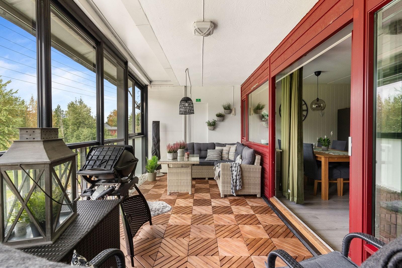 Fra stuen er det utgang til en innglasset balkong på 14 kvm Galleribilde