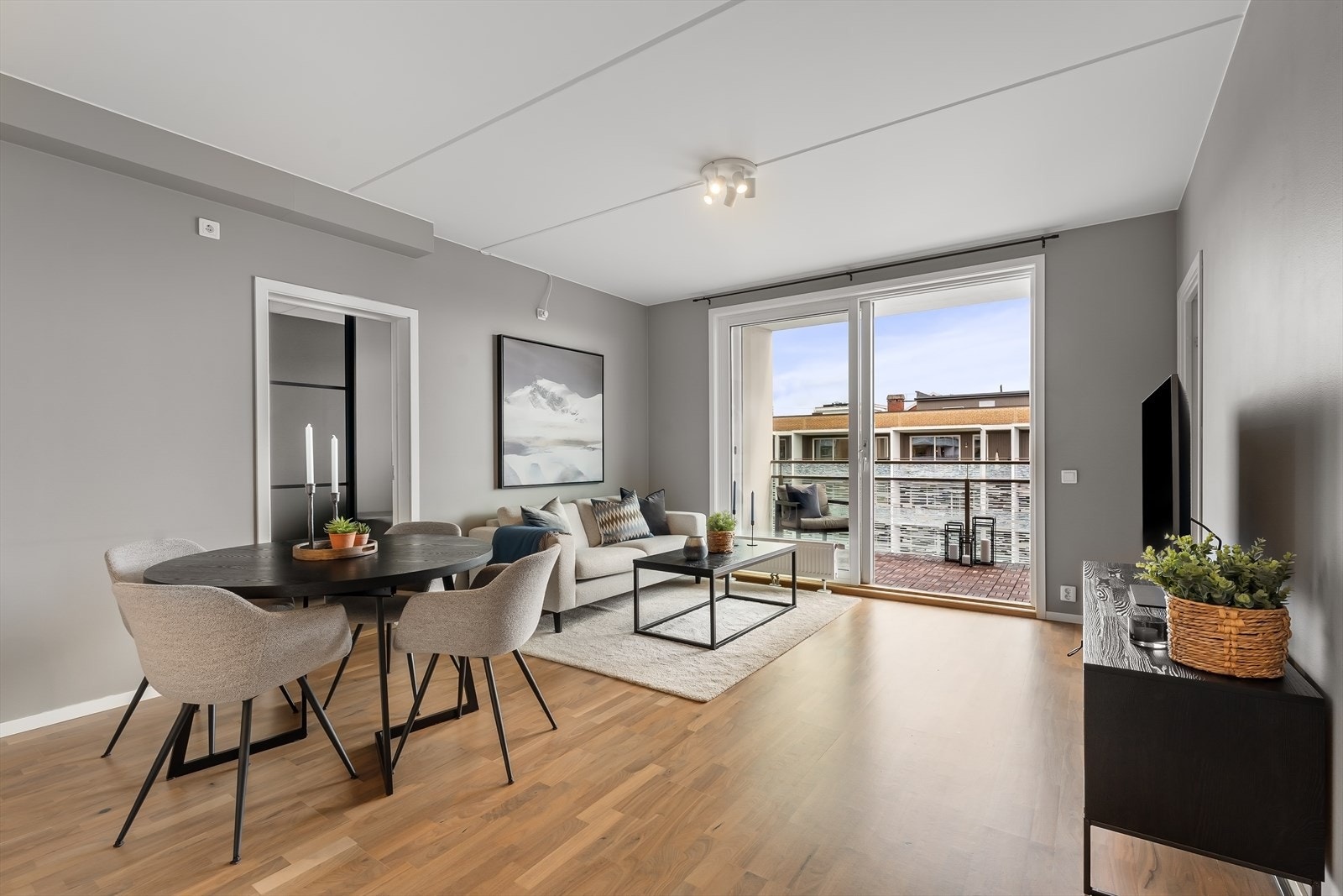 Stuen og kjøkkenet er lyst og trivelig - store glassflater i den store heve/skyvedør gir rikelig med dagslys og enkel adkomst til balkongen. Fordelen med å være så høyt i bygget er at man får ser "over" nabobyggene. Galleribilde
