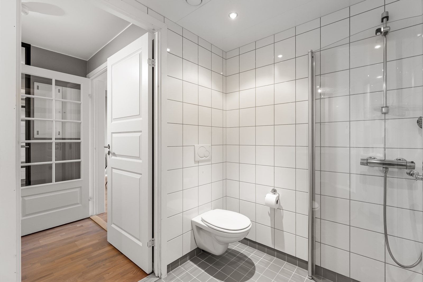 Badet har veggmontert WC. Galleribilde