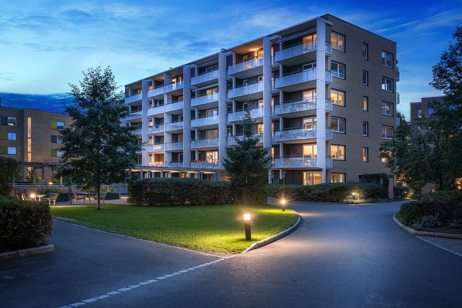 Om kvelden gir smart plassert utebelysning god stemning. Galleribilde