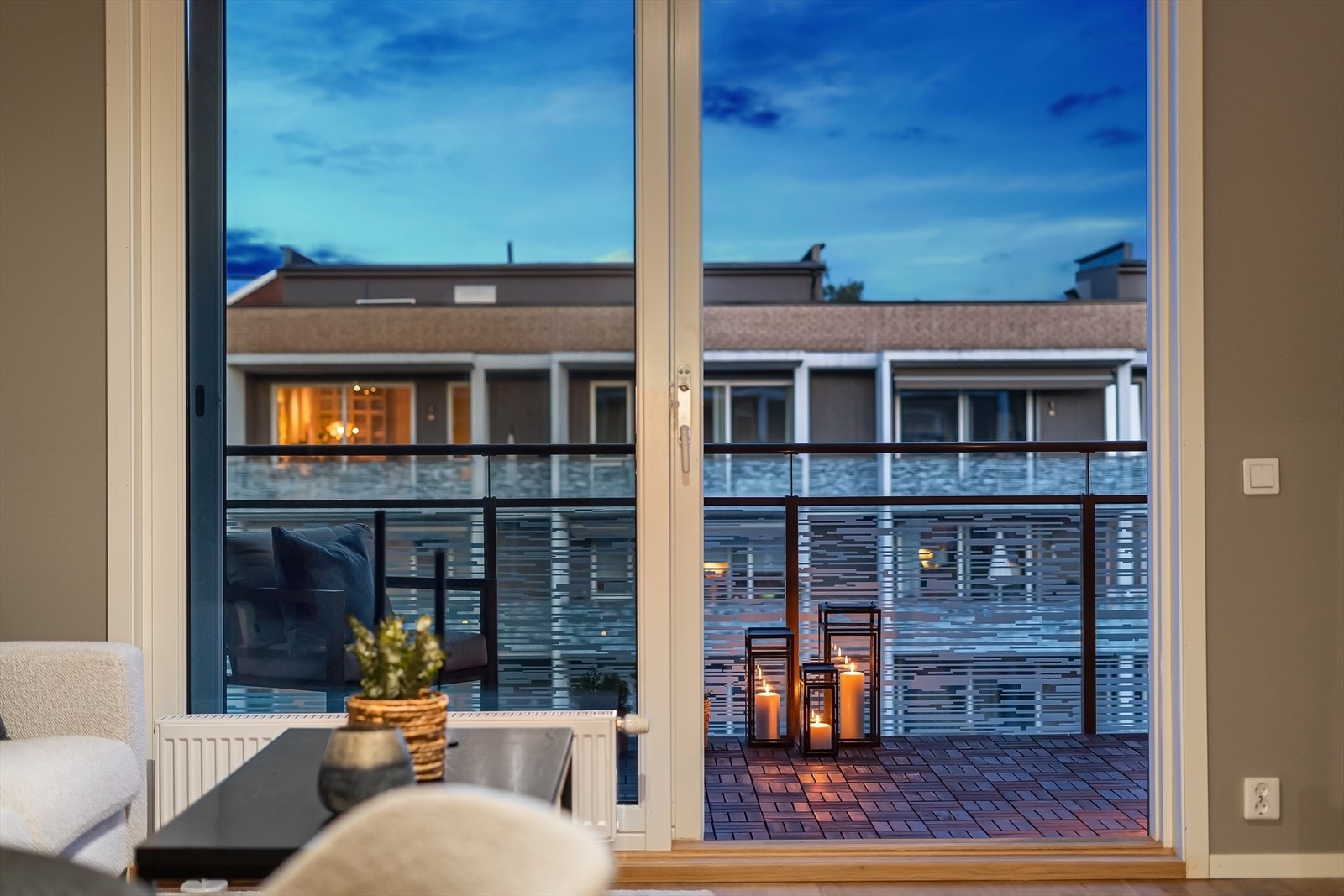 Utsikten og kveldshimmelen. Galleribilde