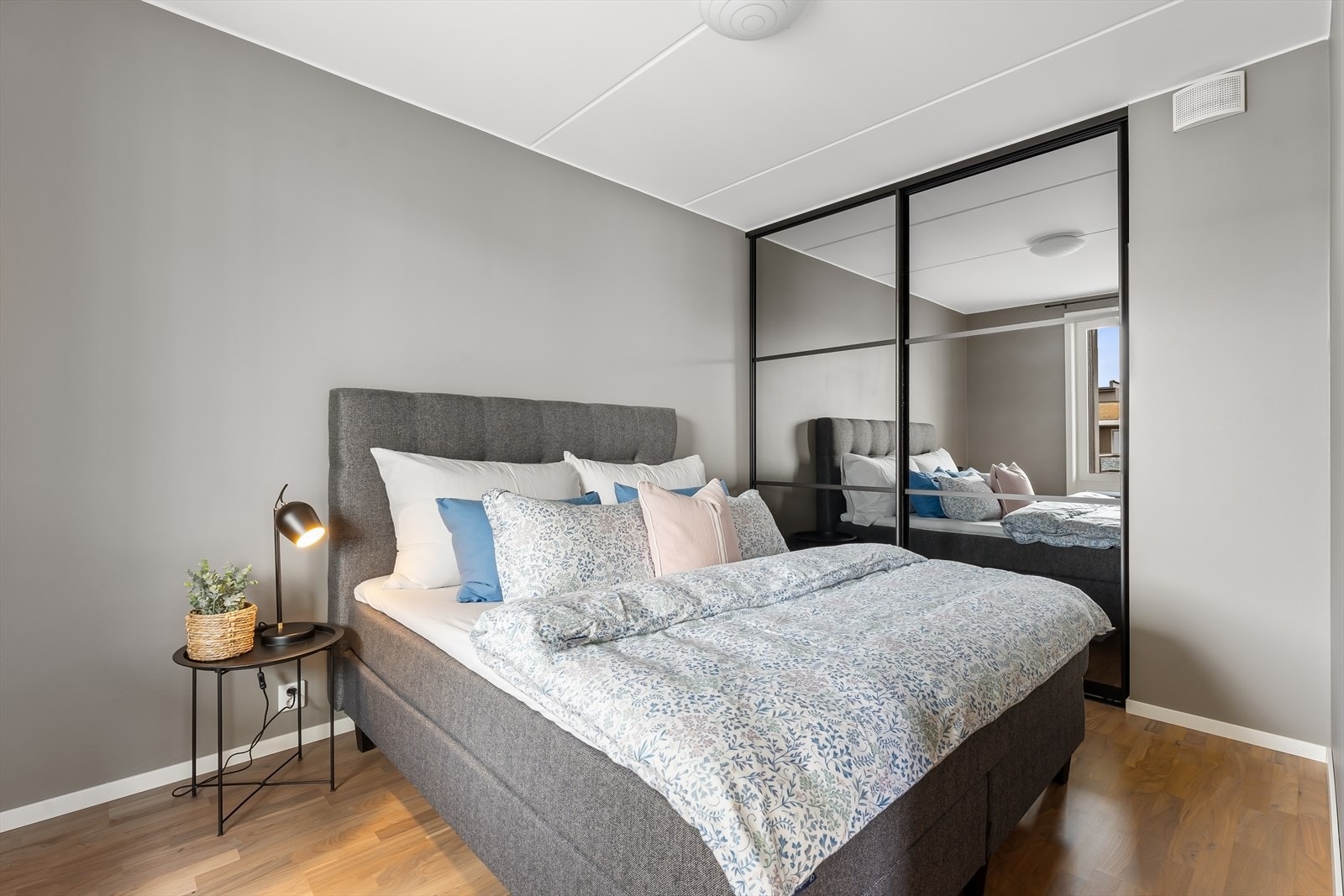 Hovedsoverommet har god plass til seng og nattbord. Galleribilde