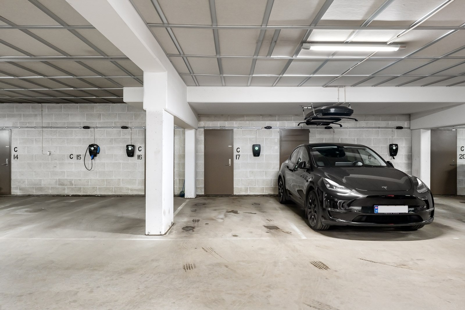 Med leiligheten følger garasjeplass C17 - med Zaptec el-billader. Bod på ca. 6 kvm i bakkant av parkeringsplassen. Galleribilde