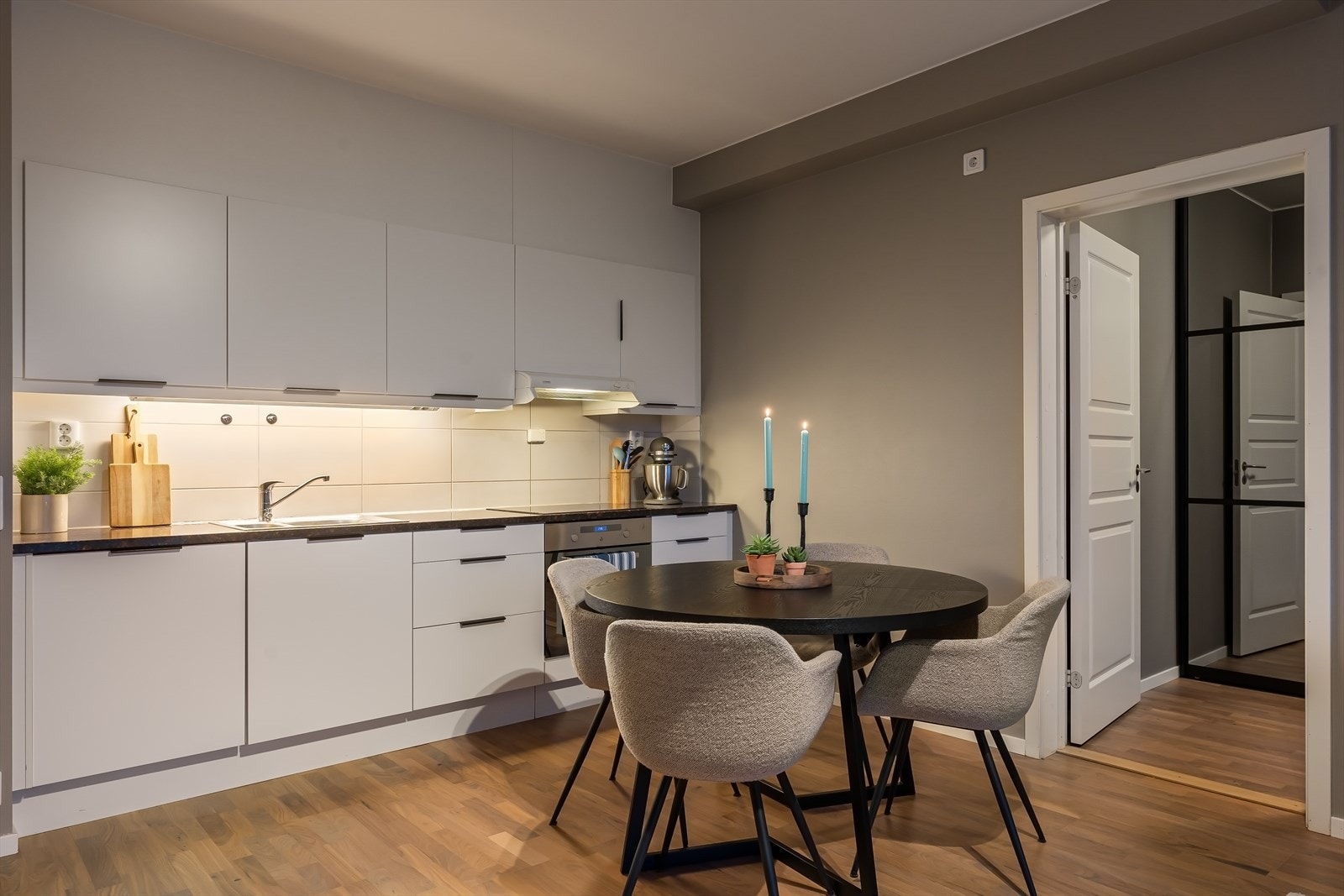 Praktisk og velutrustet kjøkken - innredningen fra HTH (2022). Her er god med skap og benkeplass. Integrerte hvitevarer - komfyr og induksjonstopp fra Whirlpool/Ikea, oppvaskmaskin fra Asko og kjøl/frys kombiskap fra Electrolux. God plass til spisebord. Galleribilde