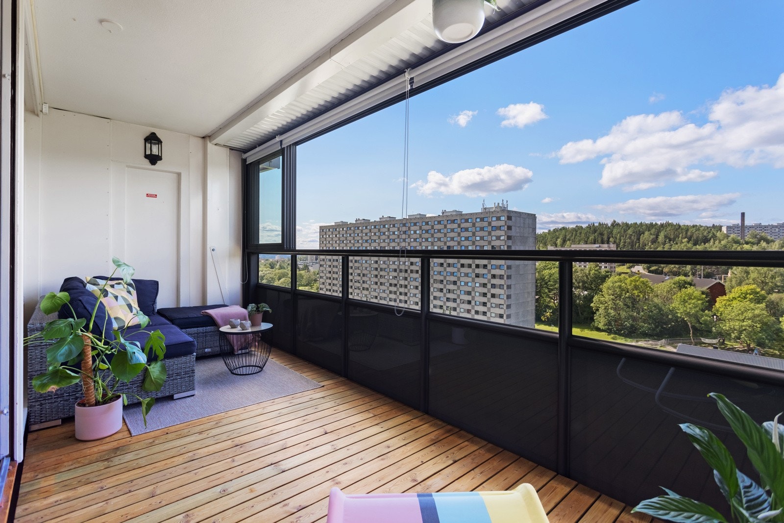 Her har du god plass til sittegruppe, elektrisk grill og beplantning Galleribilde