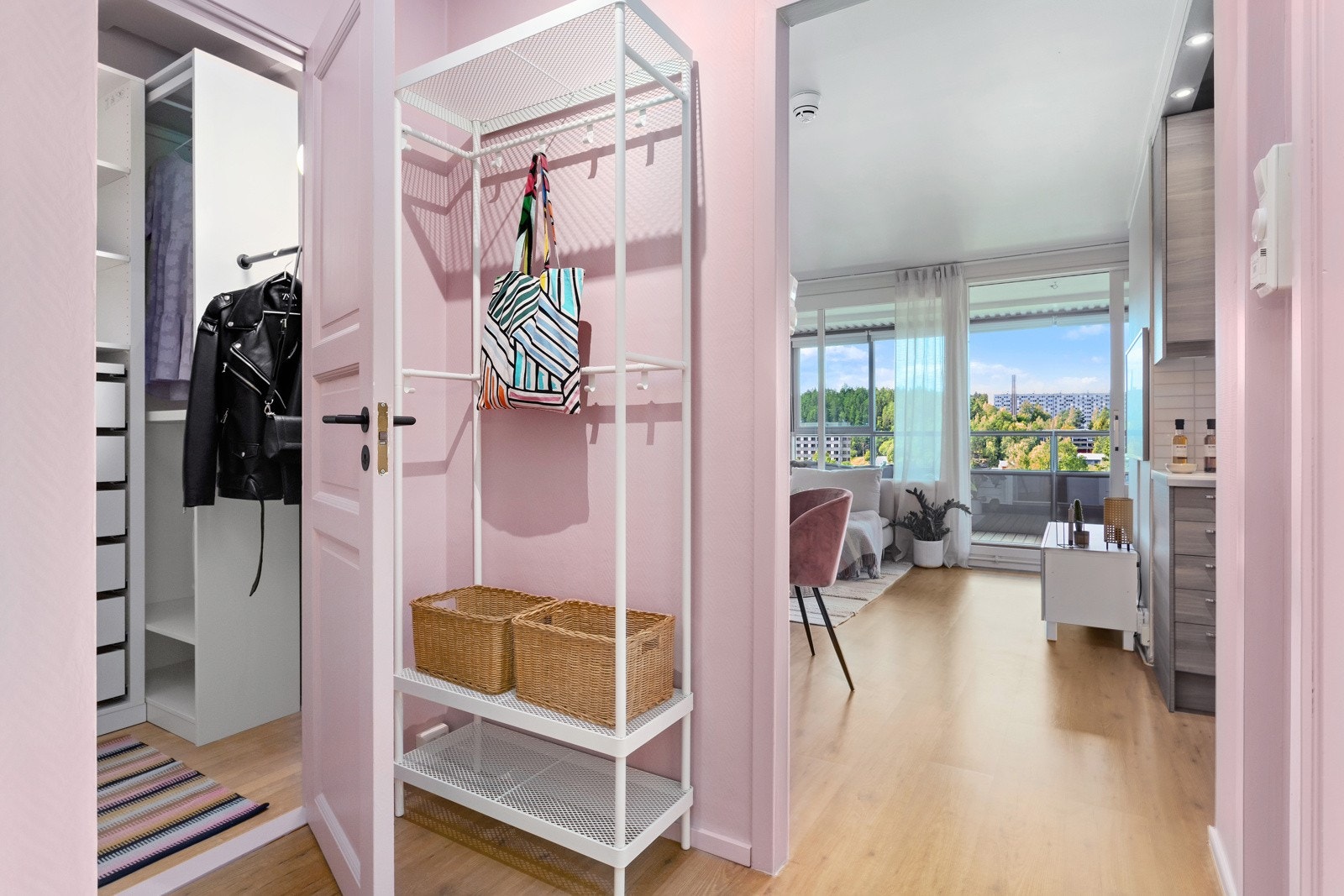 Entreen har en smart oppbevaringsløsning for jakker og sko Galleribilde