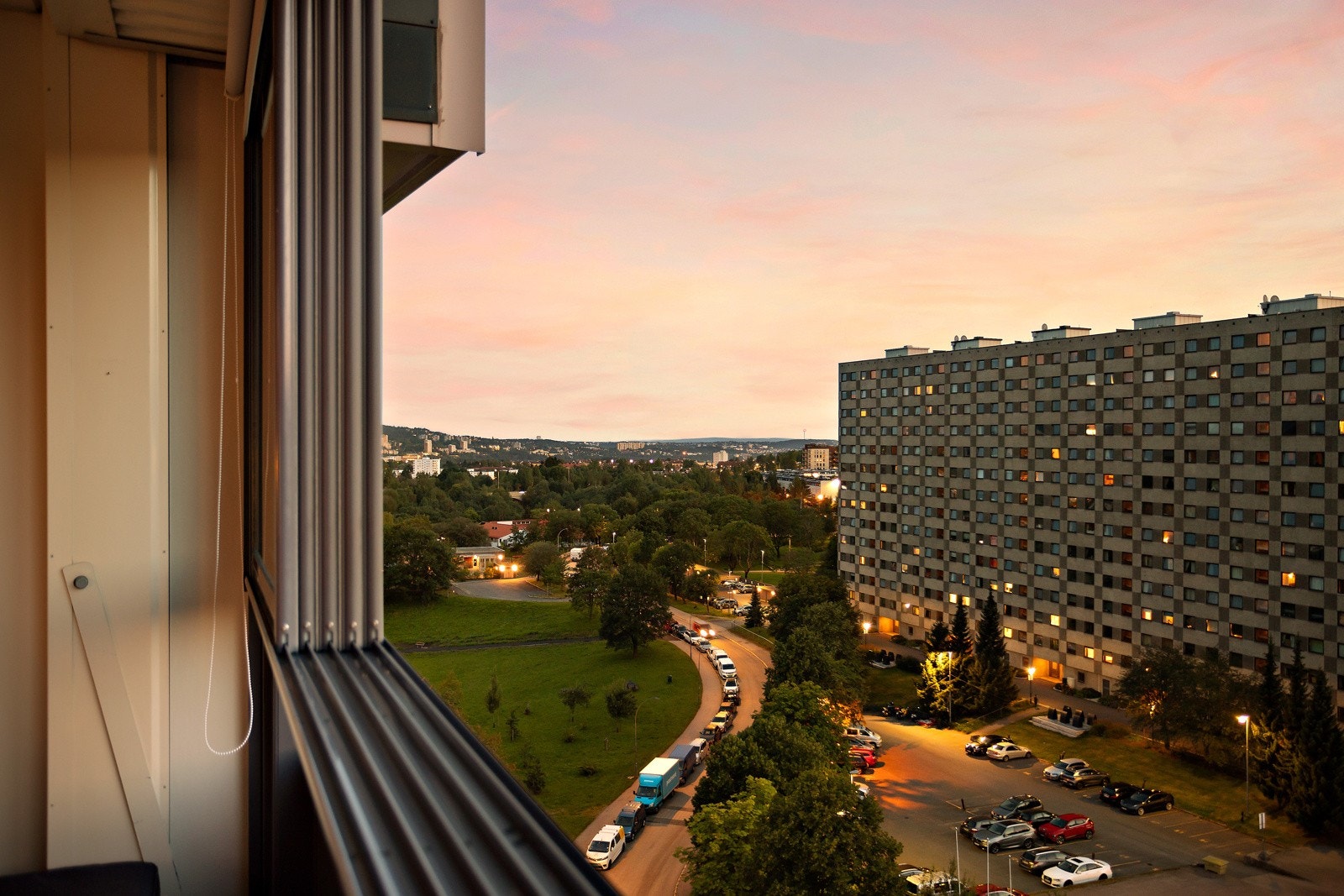 Dette er en pen og moderne 1-roms med alkove. Leiligheten ligger i 10.etasje og har fantastisk utsikt over Ammerud Galleribilde
