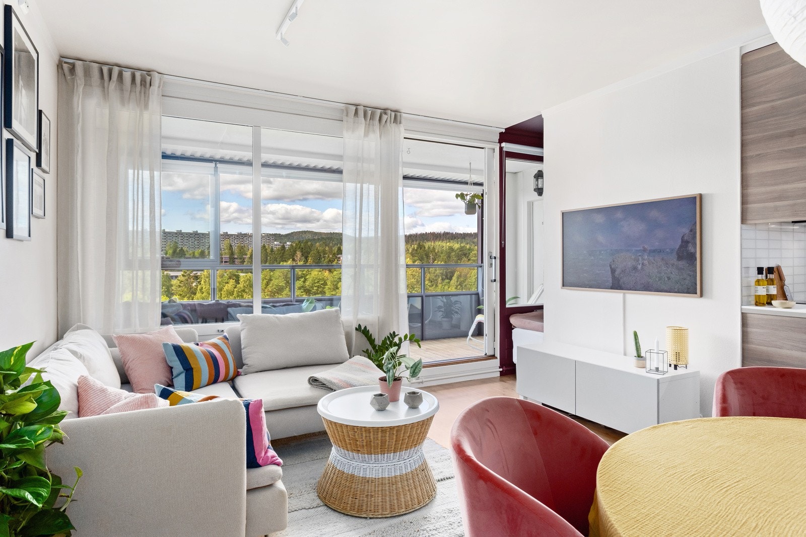 Leiligheten har store vindusflater som gir rikelig med naturlig lys og flott utsyn fra leiligheten Galleribilde