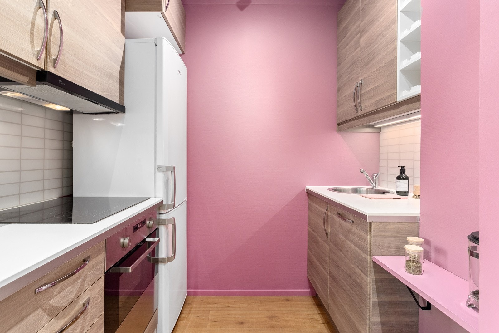 Kjøkkeninnredningen består av slette fronter med laminert benkeplate. Videre er kjøkkenet innredet med integrert kjøleskap m/frys, komfyr og oppvaskmaskin Galleribilde