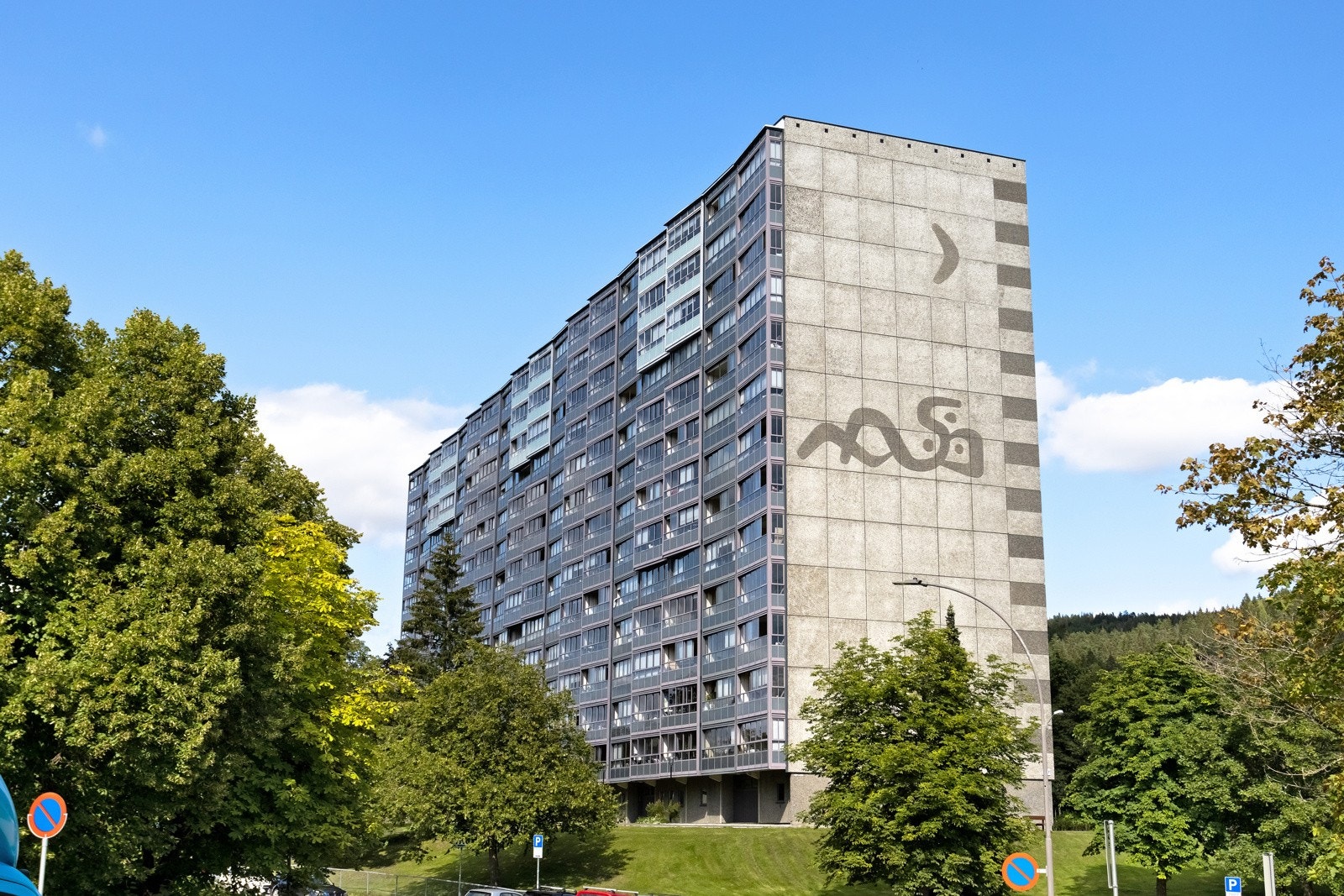 Leiligheten ligger i byggets 10. etasje, hvilket gir gode lys- og solforhold Galleribilde