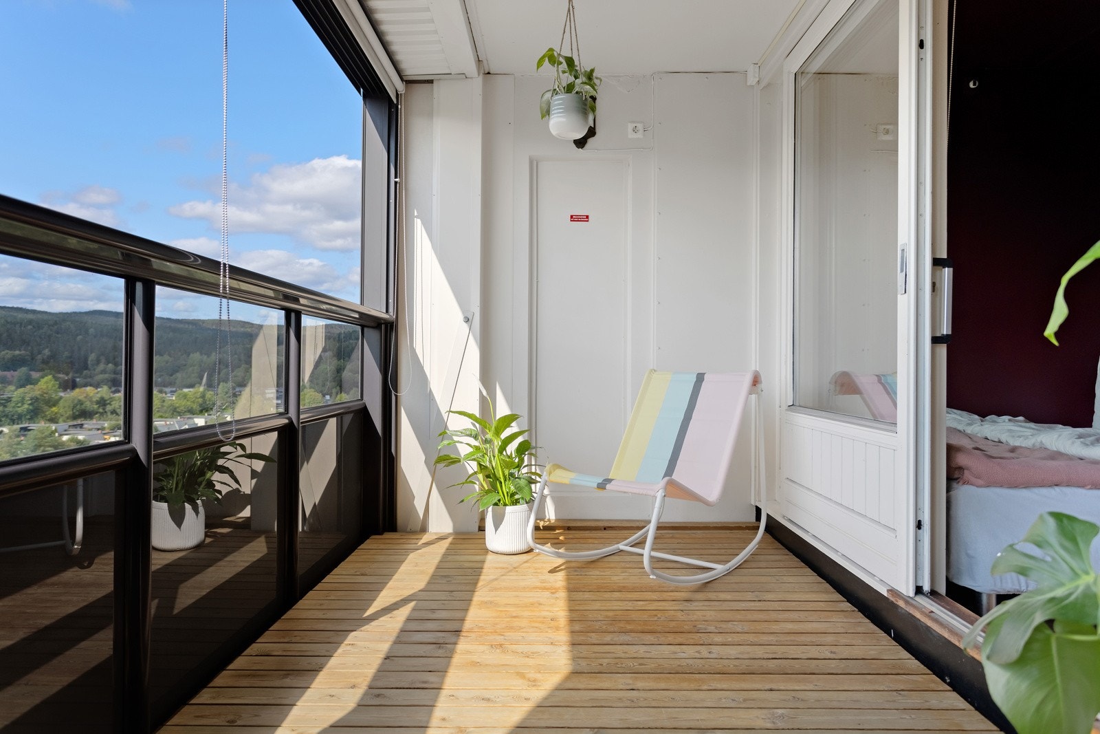 På varme sommerdager blir det naturlig å åpne opp balkongskyvedøren! Fra stuen har du utgang til en innglasset balkong på 10 m² Galleribilde