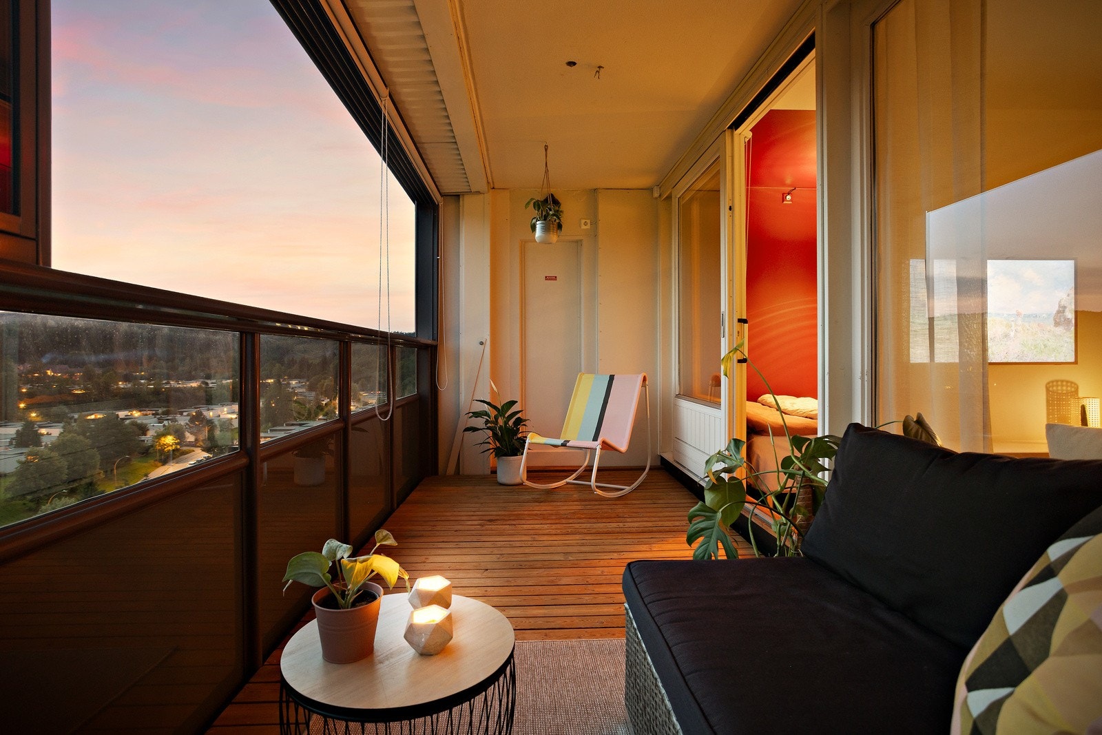 Innglasset balkong på hele 10 kvm, balkongen fremstår som en forlengelse av stuen Galleribilde