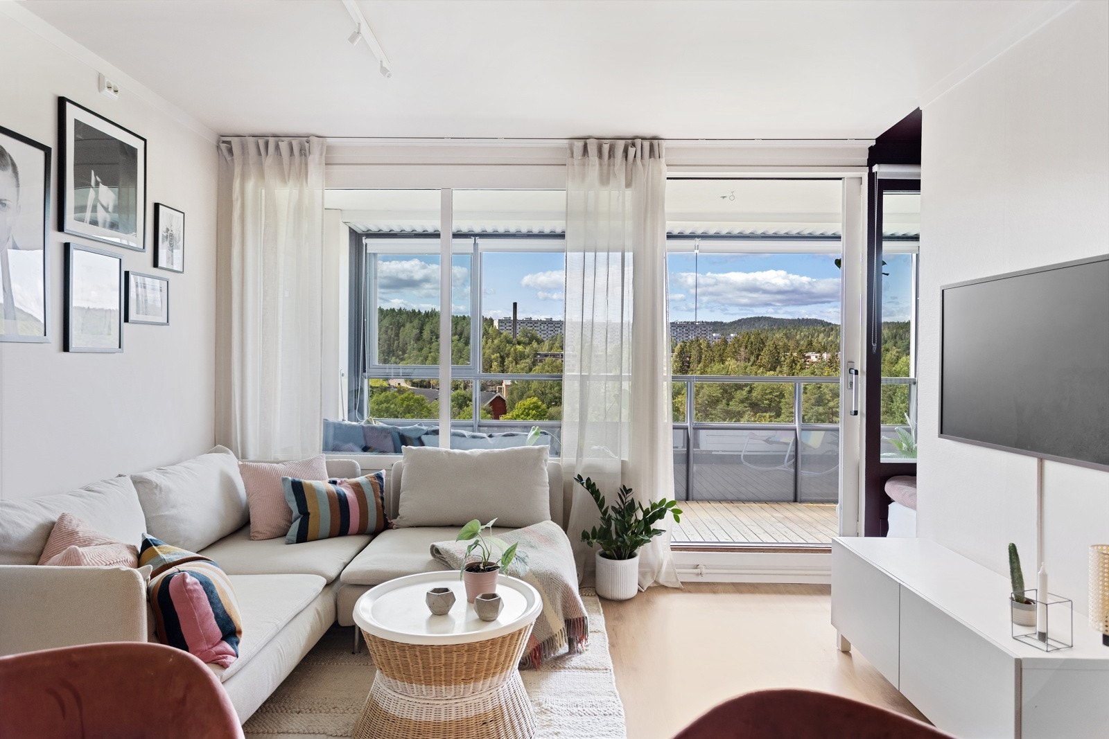 Fra stuen er det adkomst til innglasset balkong Galleribilde