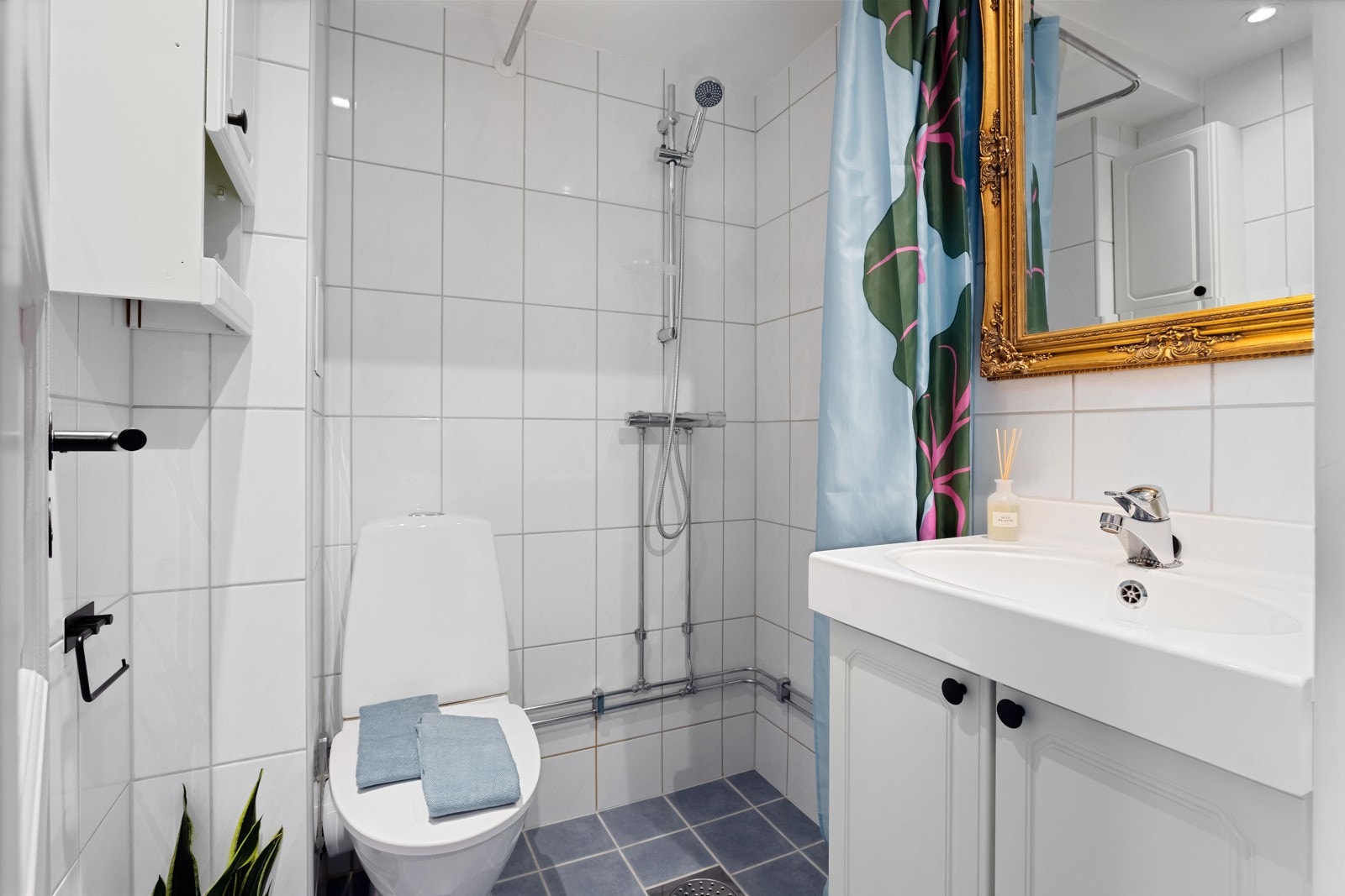 Flislagt baderom fra 2009 utført i regi av borettslaget, mulighet for vaskemaskin på badet (felles vaskeri i underetasjen) Galleribilde