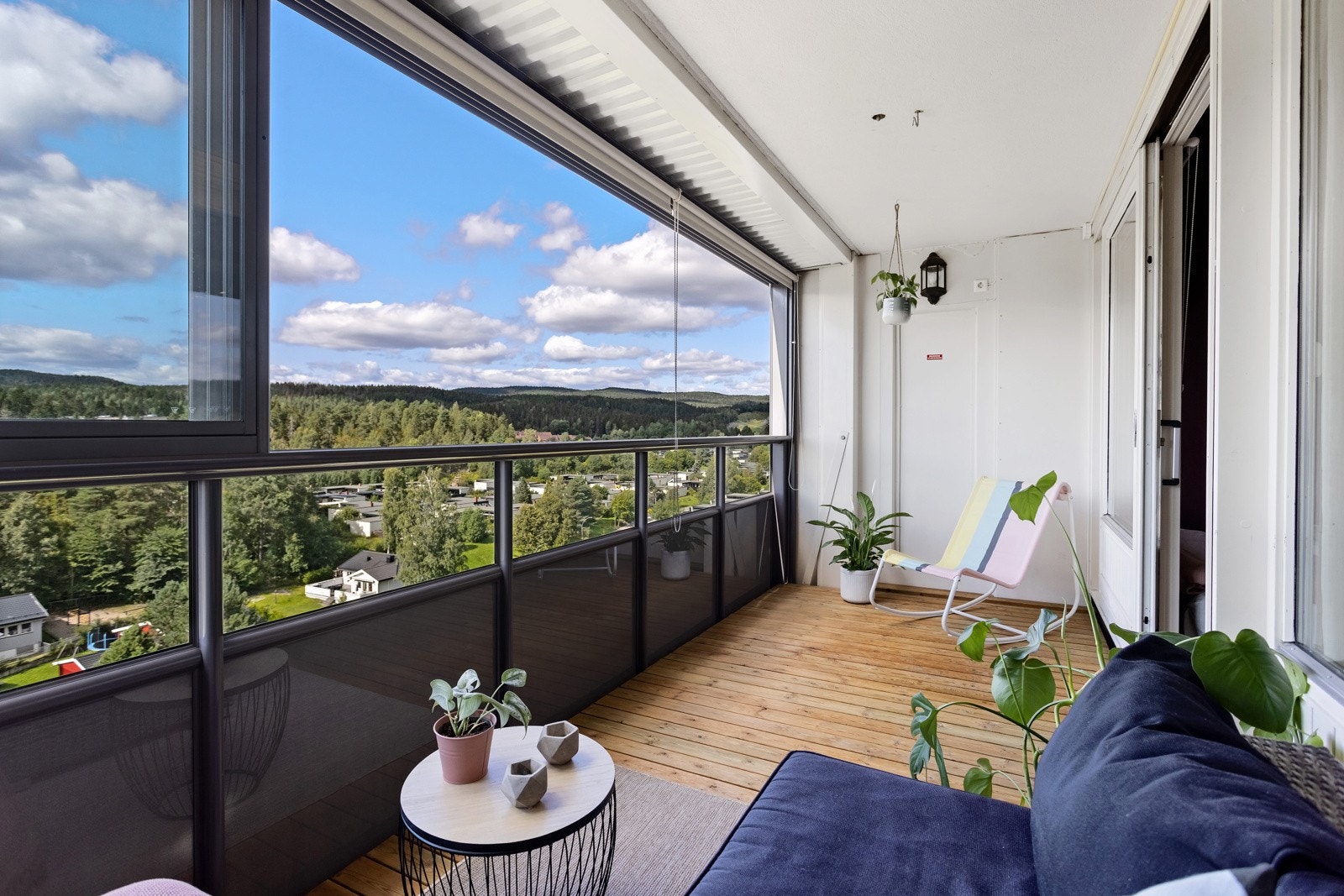 Å kunne sette seg på balkongen og høre på regnet som smatrer forsiktig mot glasset er avslappende, og opplevelsen av å være utendørs ivaretas når man har innglasset balkong Galleribilde
