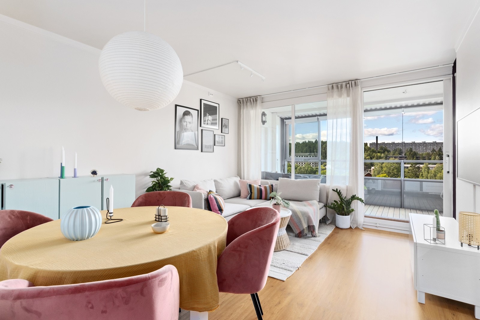 Stuen har naturlige møbleringssoner for både sofa, medievegg og spisebord Galleribilde