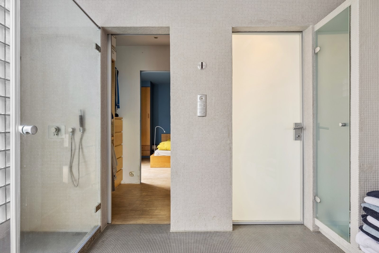 Videre tilgang til omkledningsrom og hovedsoverom. Galleribilde