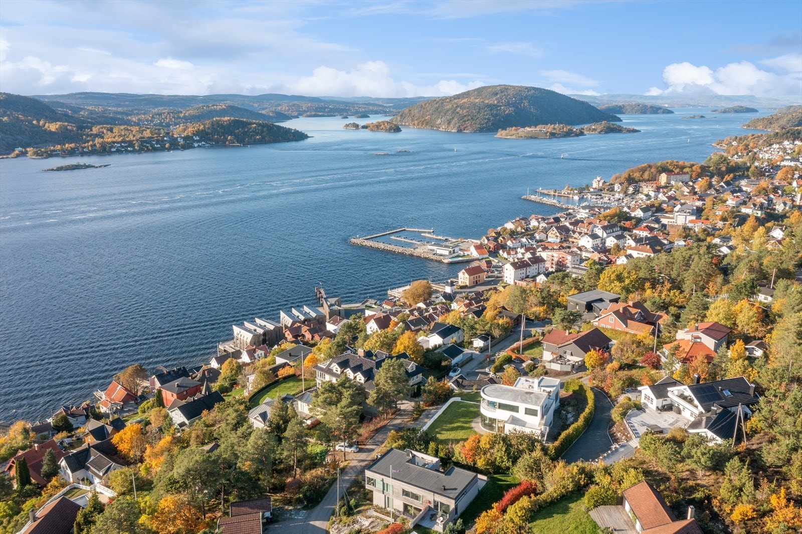 Eiendommen ligger i et attraktivt og etablert boligområde i Drøbak med fantastisk fjordutsikt og sentral beliggenhet. Galleribilde