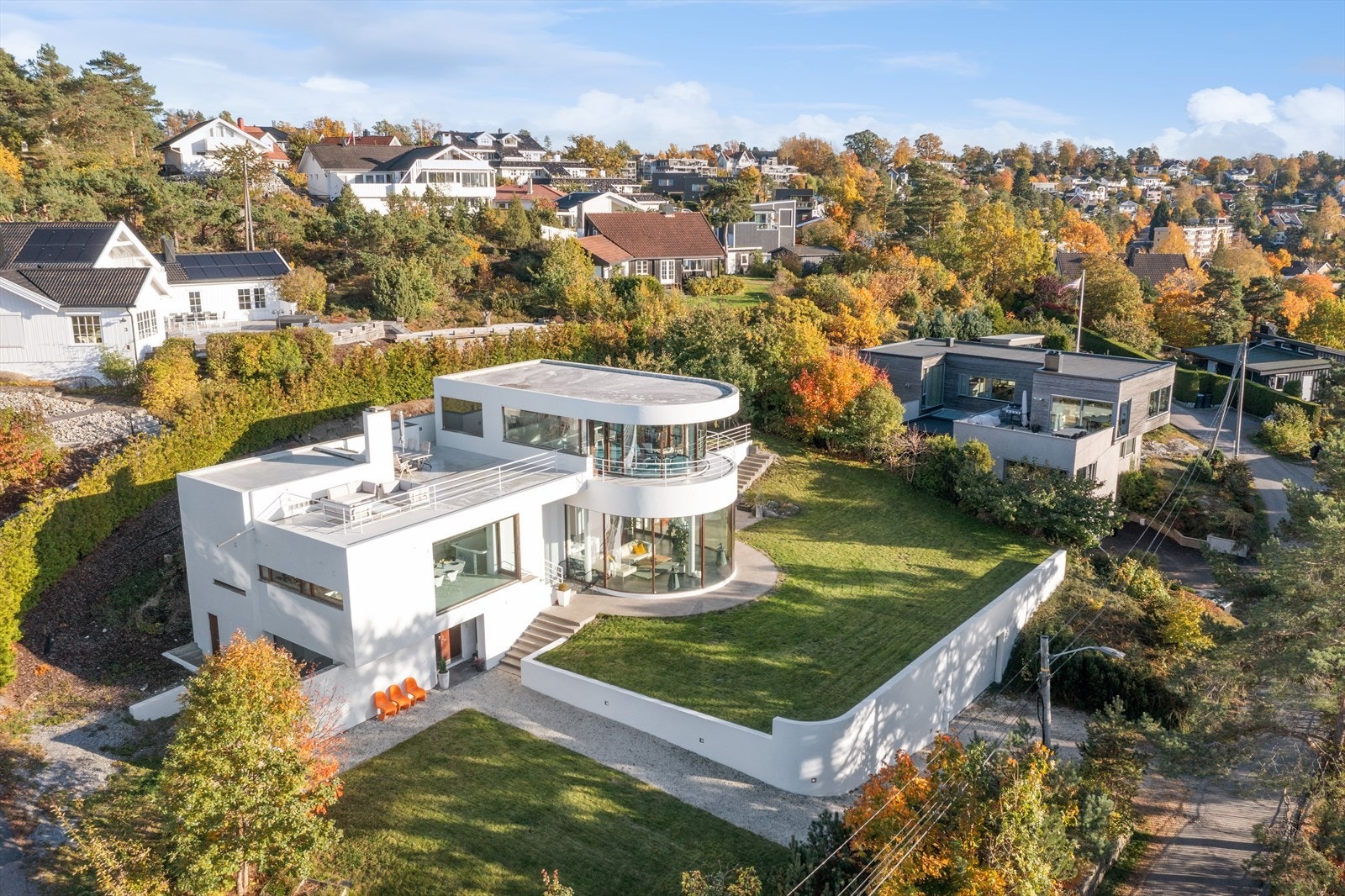 Dobbel garasje bygget inn under hagen. Tomten er festet og pent opparbeidet med plenarealer, beplantning, flotte murer samt flere fine uteplasser. Galleribilde