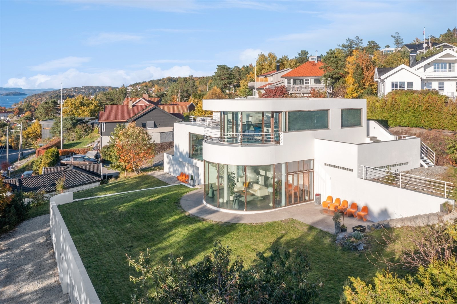 Boligen strekker seg over 3 plan med u.etg, 1. etg, 2. etg og flere flotte utearealer. Galleribilde