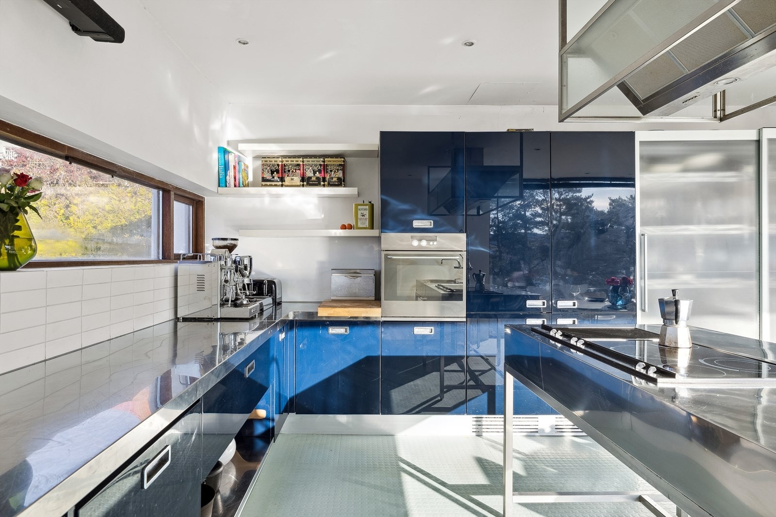 Godt utbygd med både skap og arbeidsflater for store og små kokker i rommet. Integrerte hvitevarer som komfyr, keramisk platetopp m/ grill, oppvaskmaskin og kombi 2 stk. kjøl/frys. Galleribilde