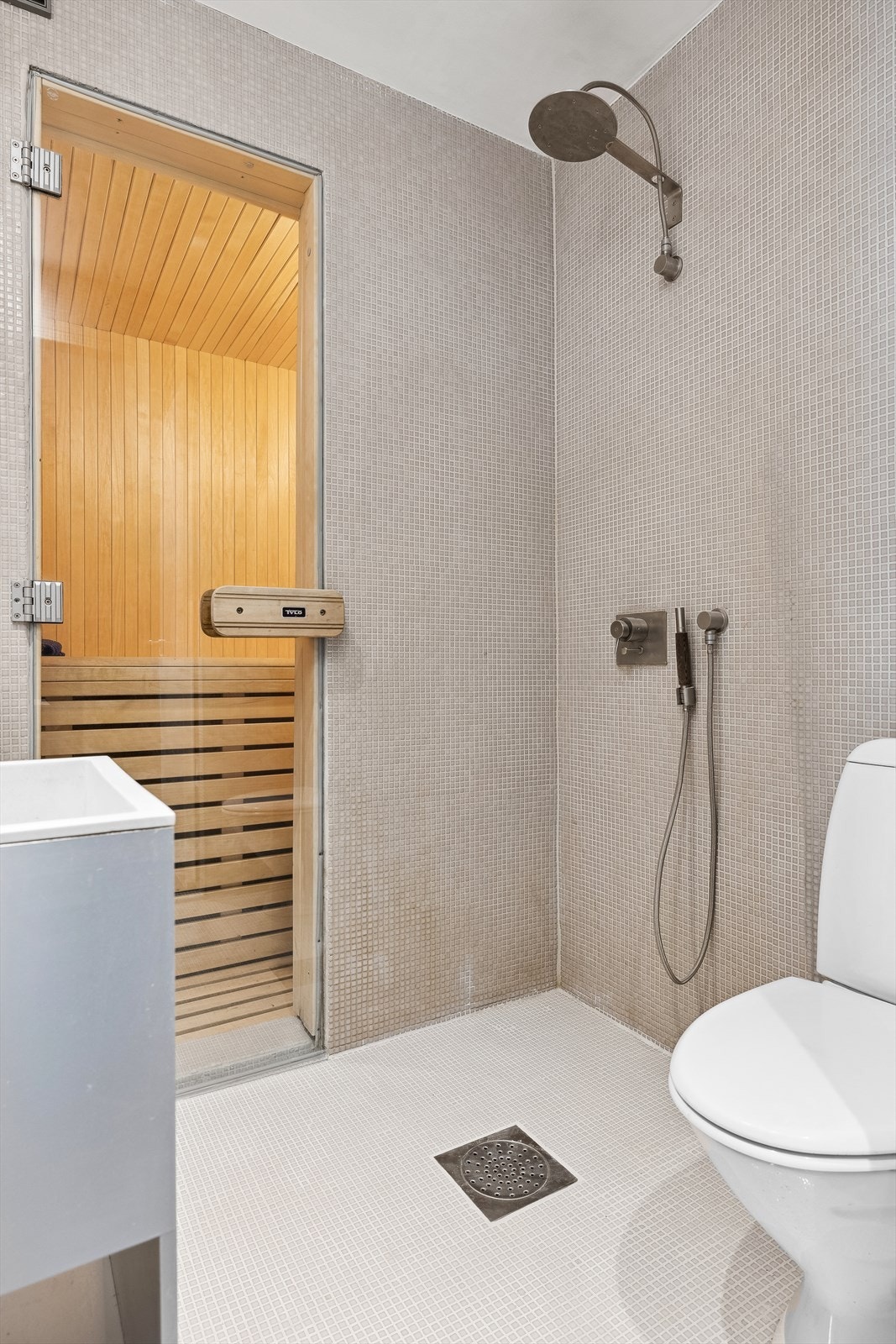 Flislagt baderom med tilgang til badstue i boligens u.etg. Rommet er byggemeldt WC-rom, men er omgjort til bad og badstue. Galleribilde