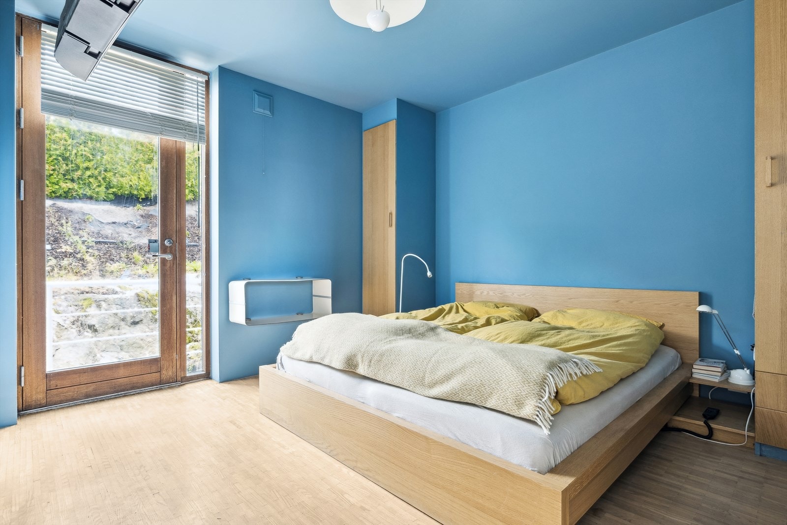 Hovedsoverom med egen utgang og innebygde garderobeskap. Galleribilde