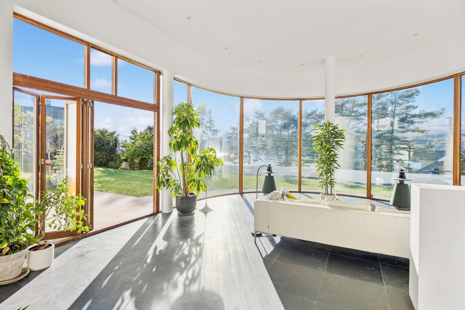 Lys og luftig stue beliggende i 1.etg med direkte utgang til uteplass og hage. Galleribilde