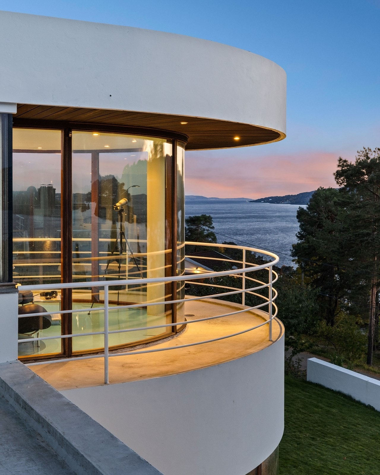 Vestvendt luftebalkong med adkomst fra 2.etg, fantastisk utsikt nedover sydfjorden. Galleribilde