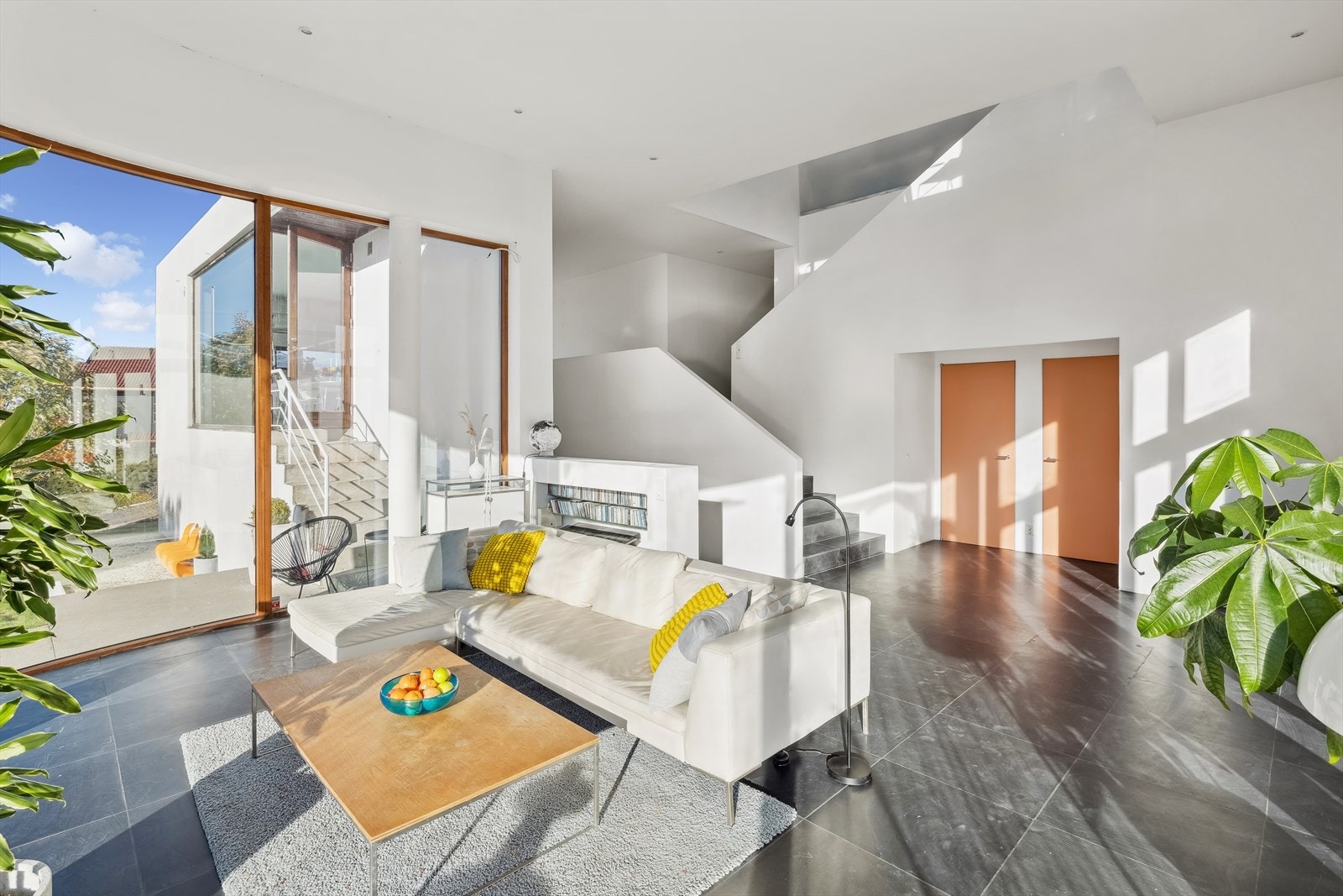 Stuen oser av eleganse og har god plass til møblement. Galleribilde