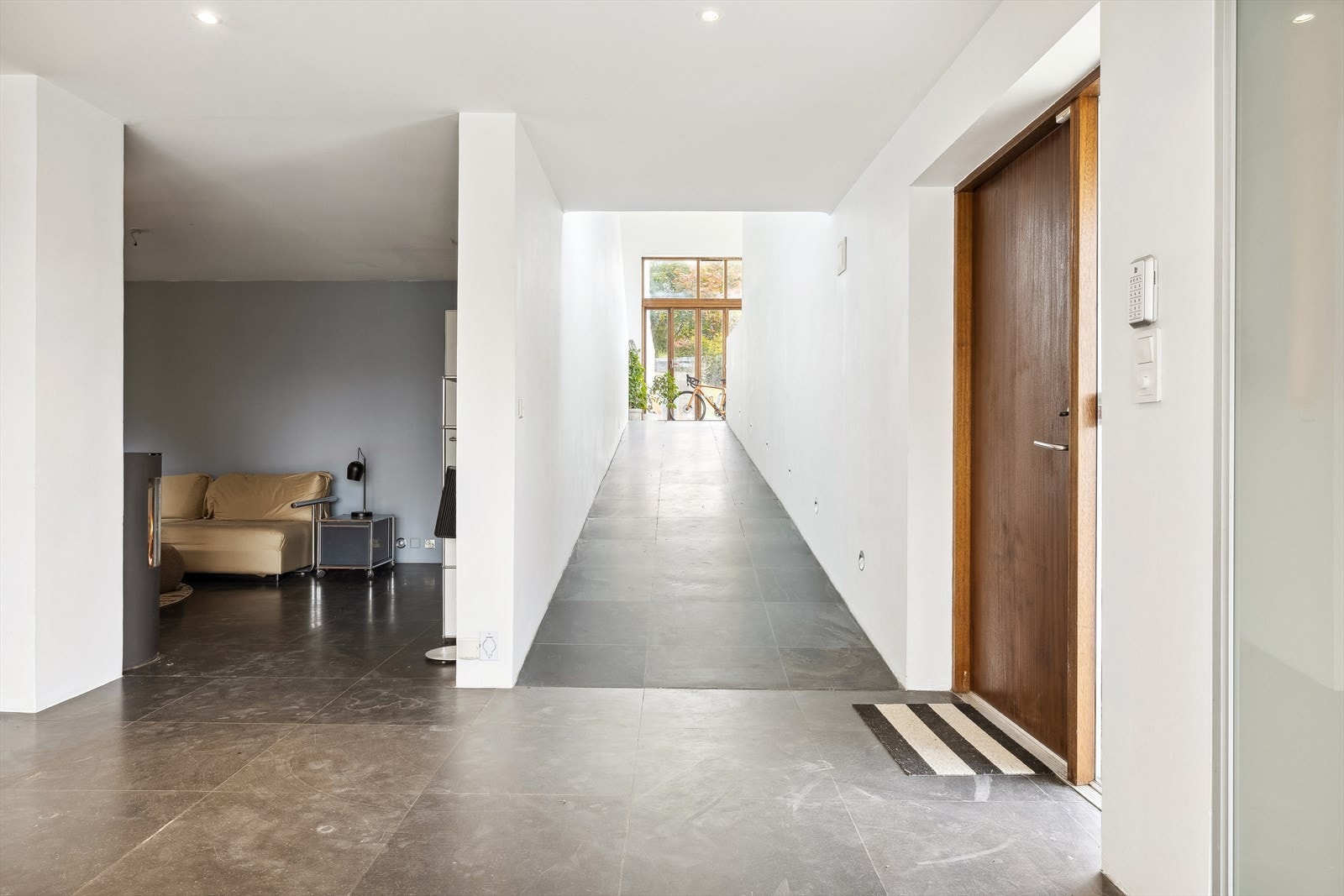 Videre opp til 1.etg, trappefritt og med flott veggbelysning. Flotte fliser fra Sør-Afrika med underliggende vannbåren varme. Galleribilde