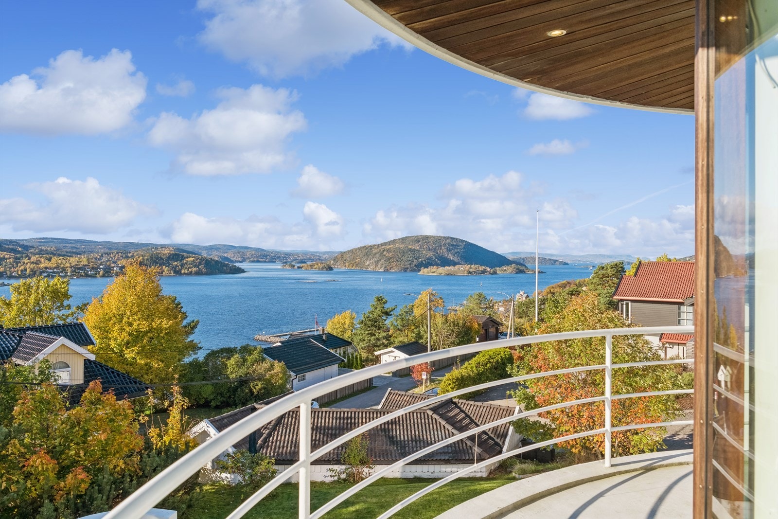 Utsikt fra balkong mot Oscarsborg festning. Galleribilde