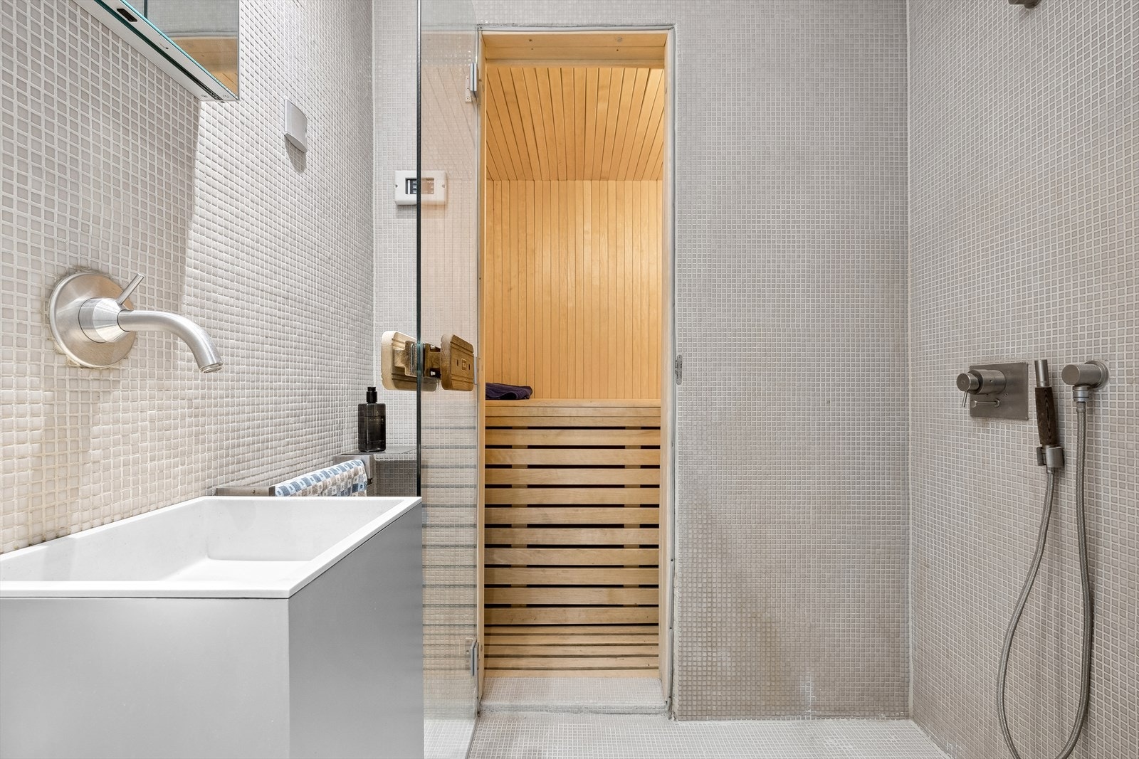 Italienske mosaikkfliser fra Bisazza. Badstue med plassbygde benker og Tylø badstuovn. Galleribilde